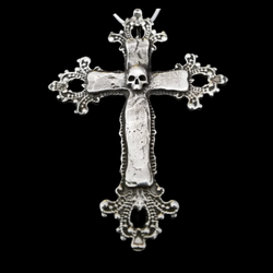 Collection of Grand pendentif croix tête de mort baroque en argent in a gallery layout