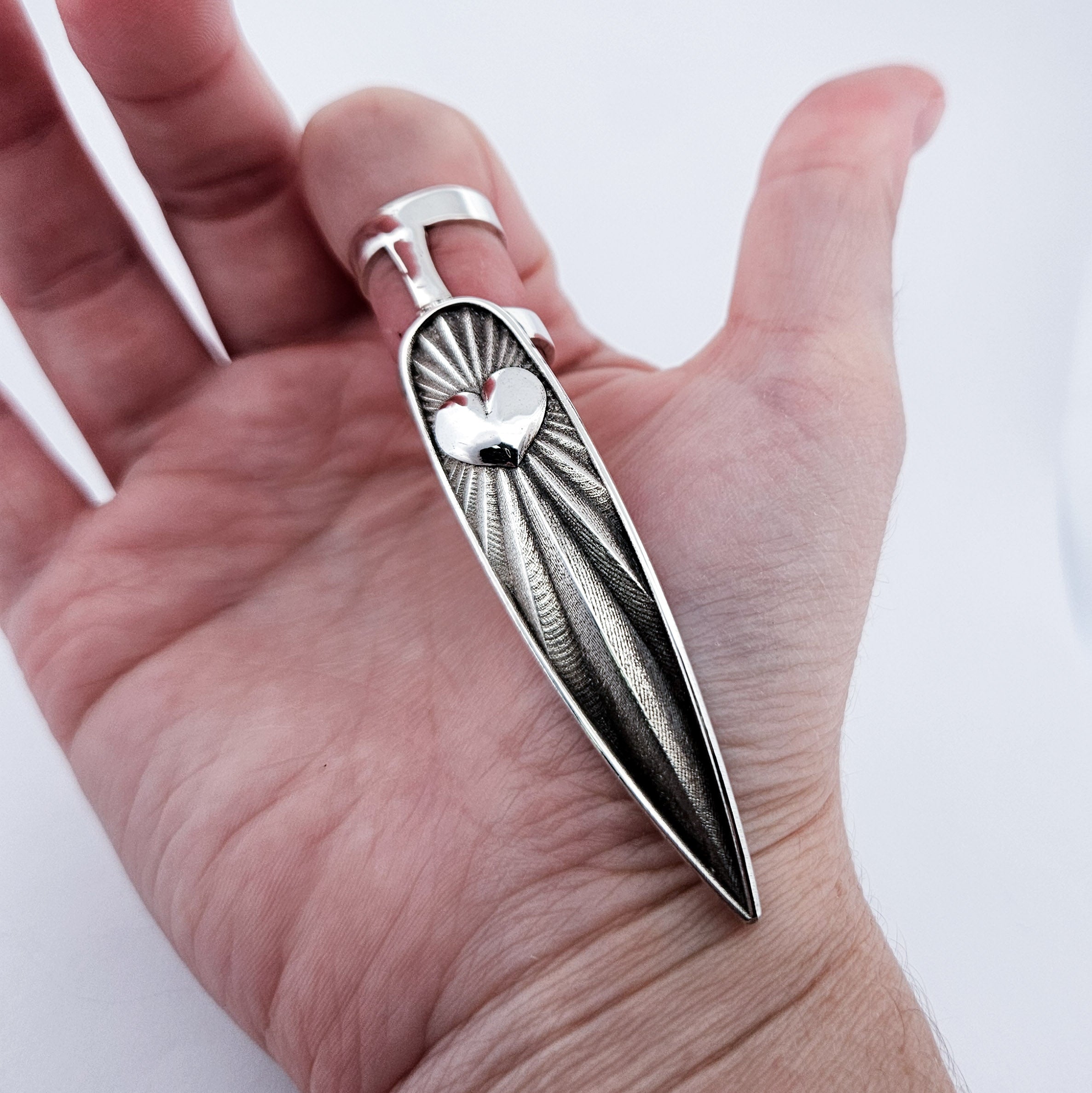 Oversized Sacred Heart Claw - Fake Nail Ring
