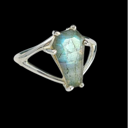 Collection of Grande bague de cercueil en labradorite in a gallery layout