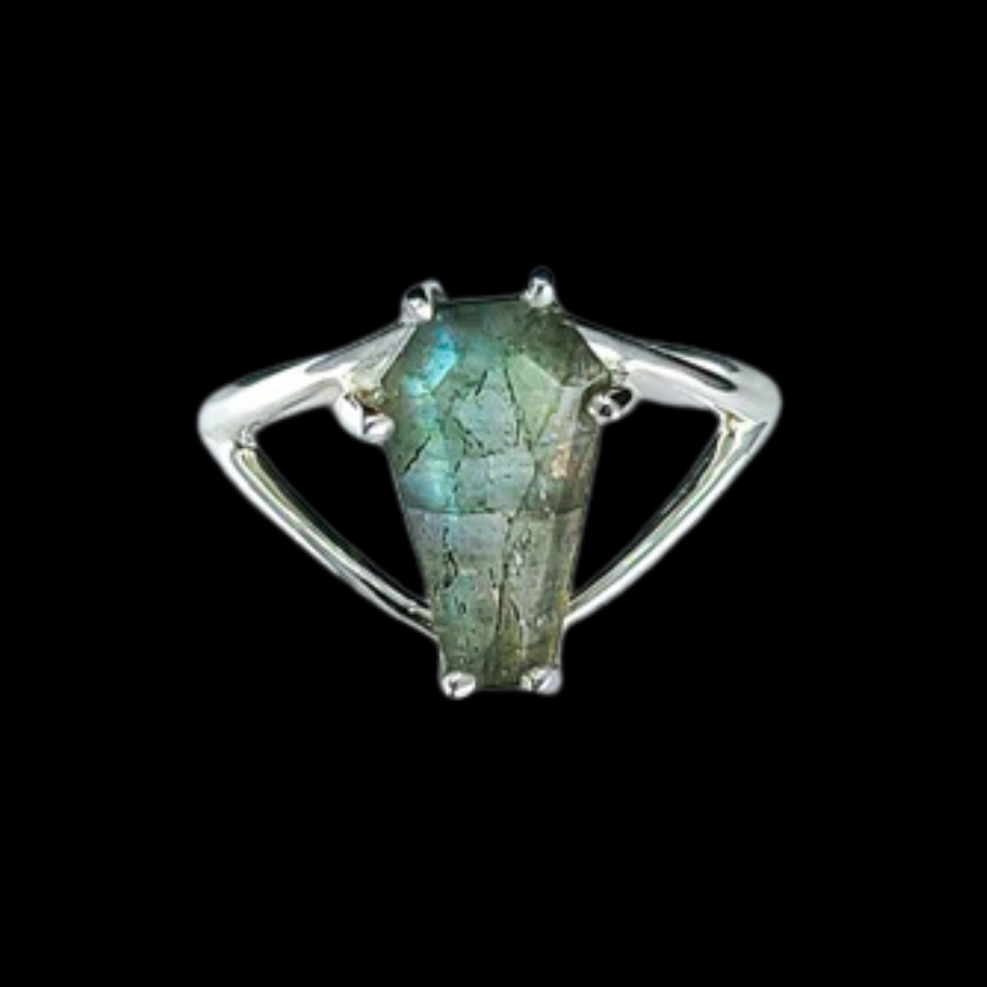 Collection of Grande bague de cercueil en labradorite in a gallery layout