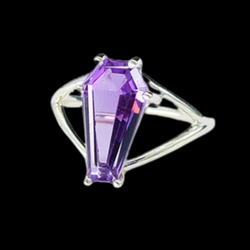 Collection of Grande bague de cercueil en améthyste violette in a gallery layout