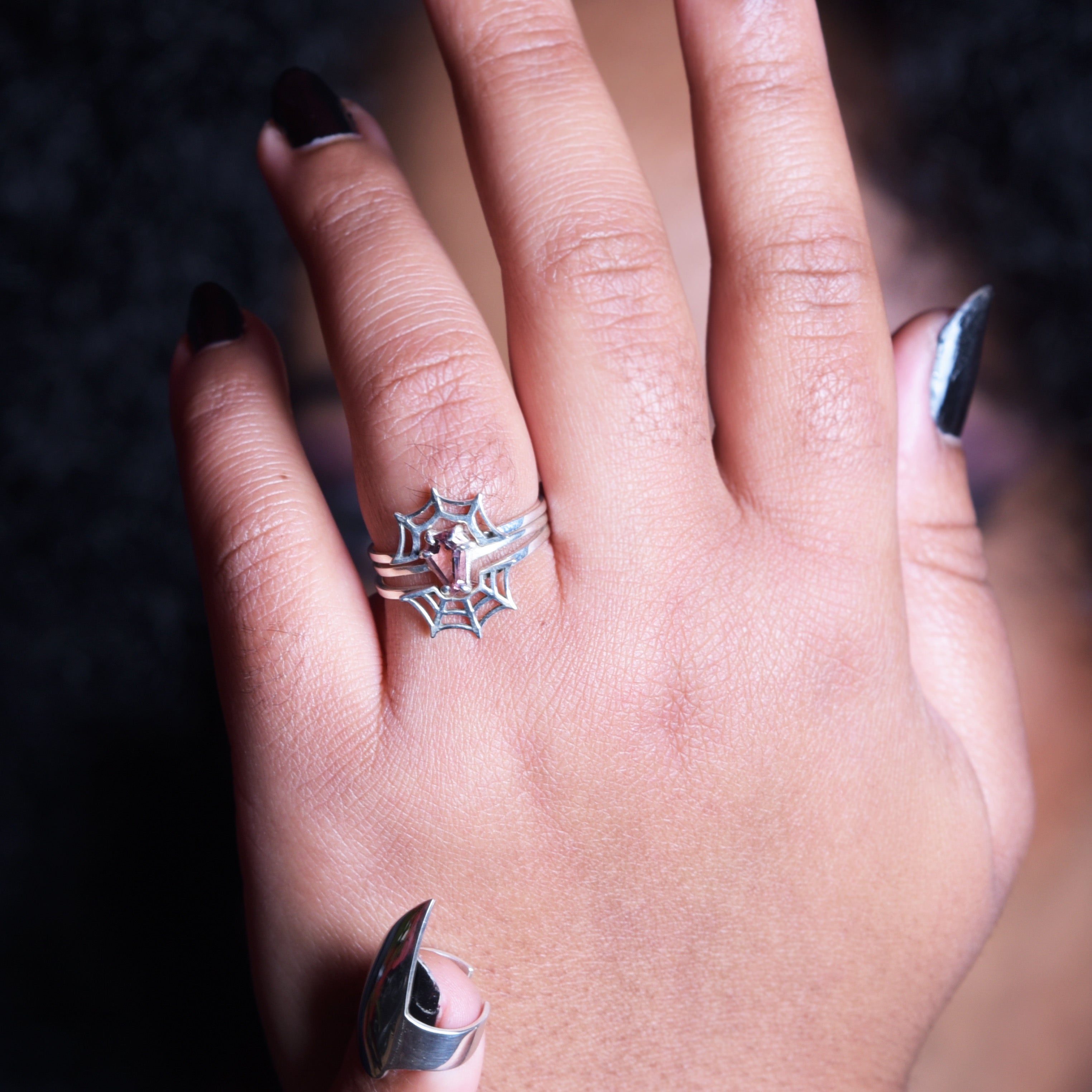 Collection of Bague en pierres précieuses de cercueil rose poudré in a gallery layout