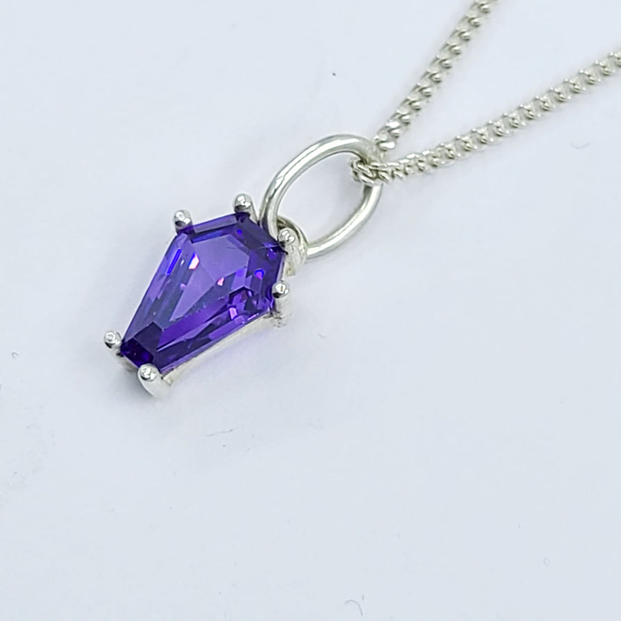 Collection of Pendentif Cercueil Violet Magique (6x9) in a gallery layout