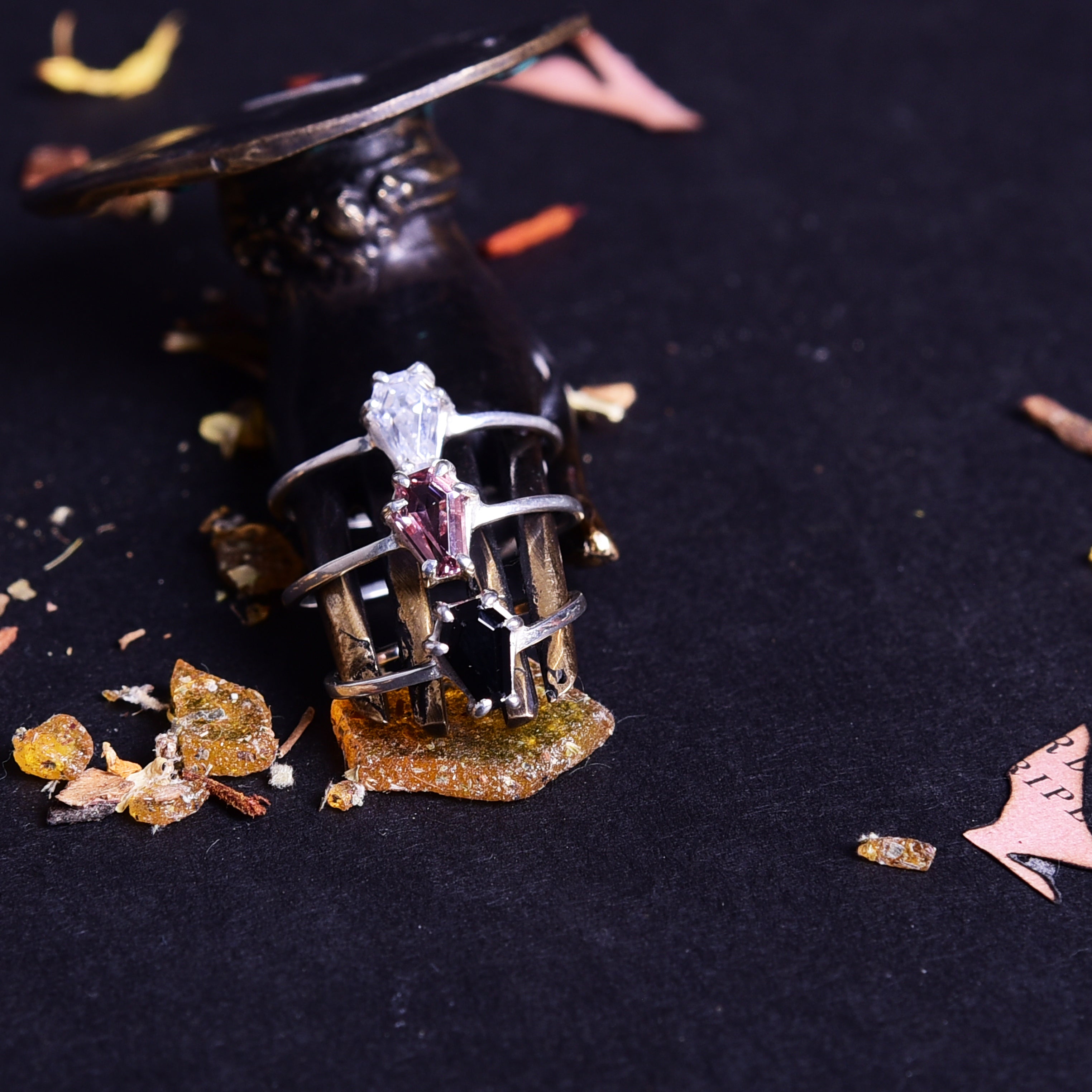 Collection of Bague en pierres précieuses de cercueil rose poudré in a gallery layout