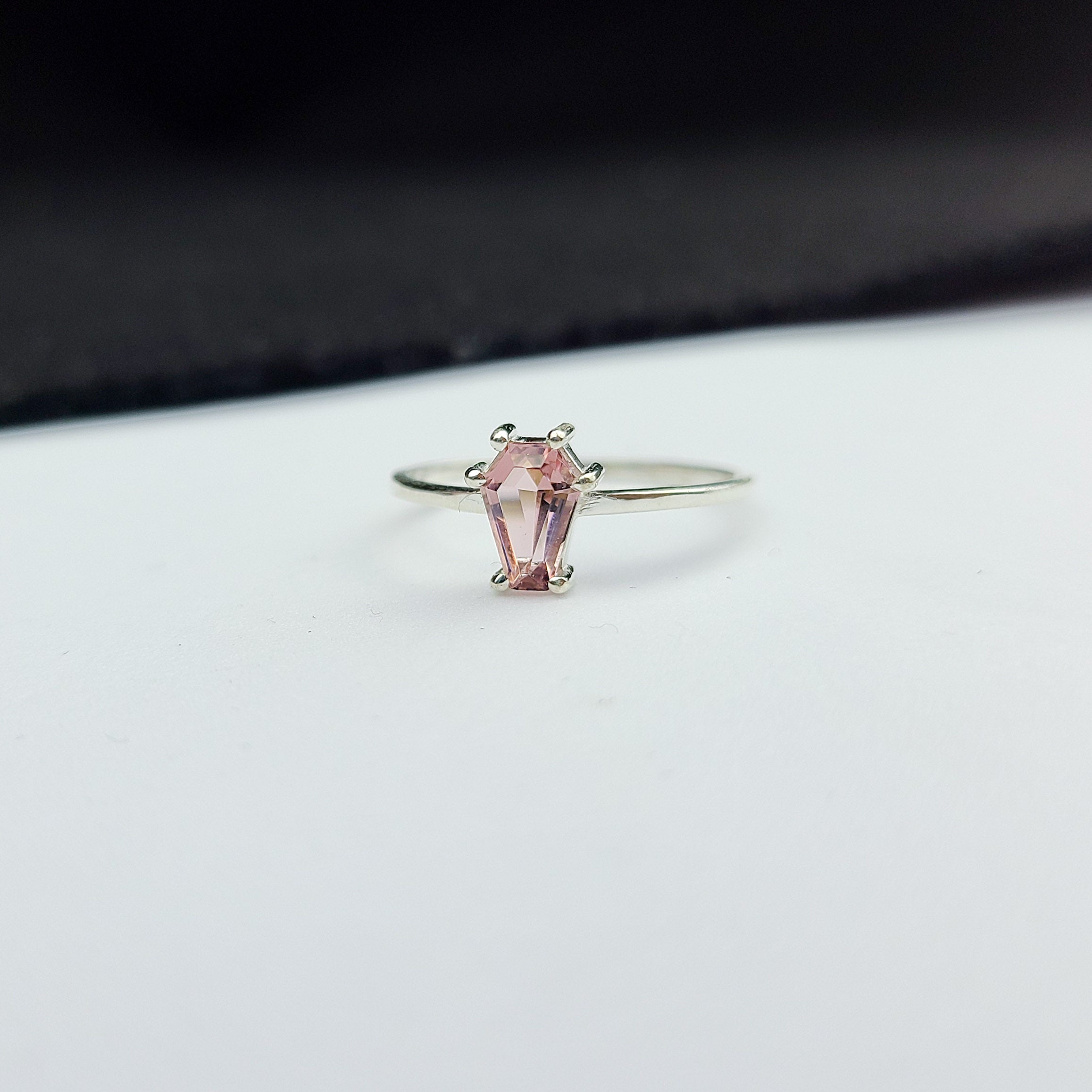 Collection of Bague en pierres précieuses de cercueil rose poudré in a gallery layout