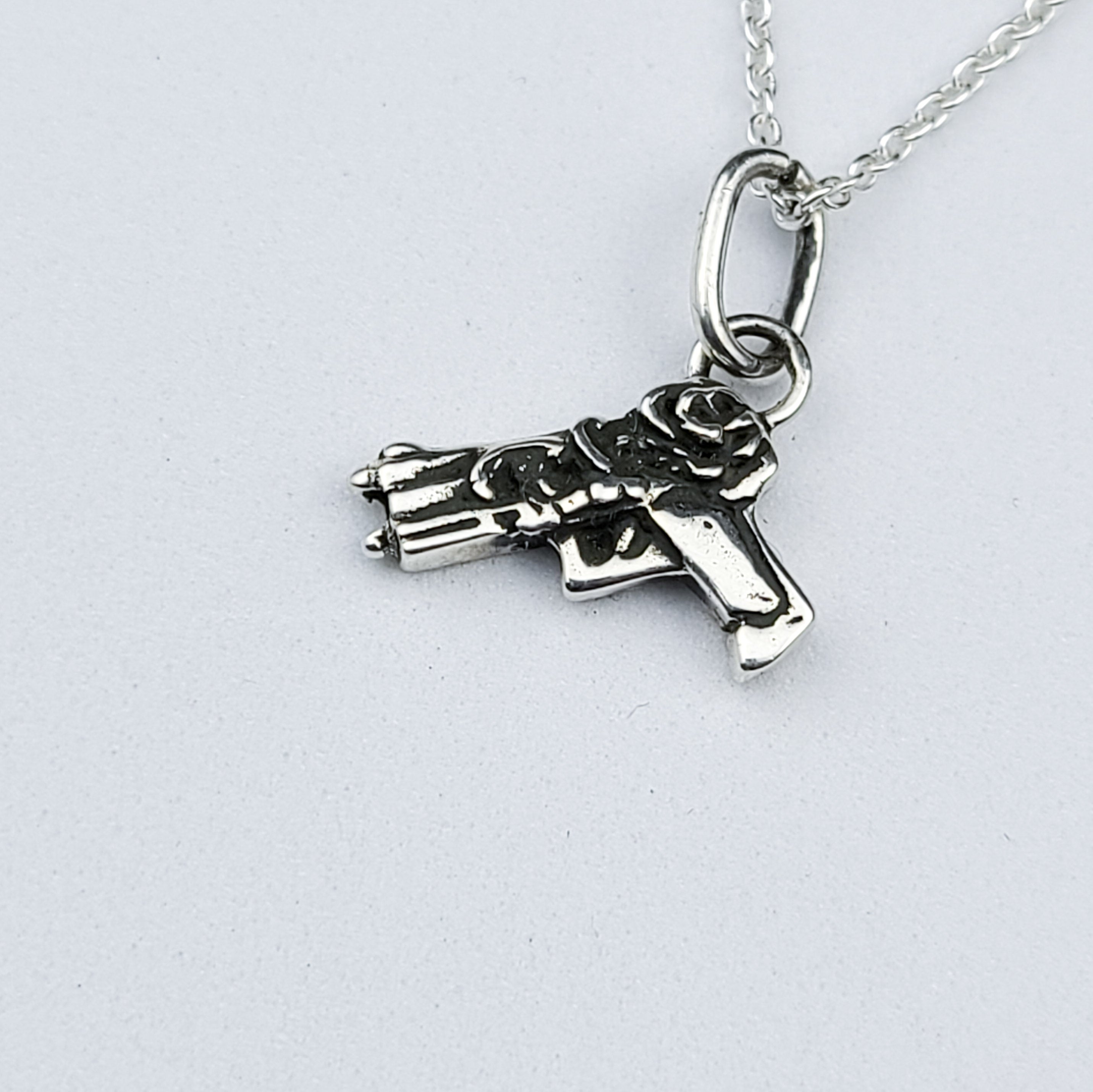 Collection of Petit Pistolet en Argent avec Pendentif Roses in a gallery layout