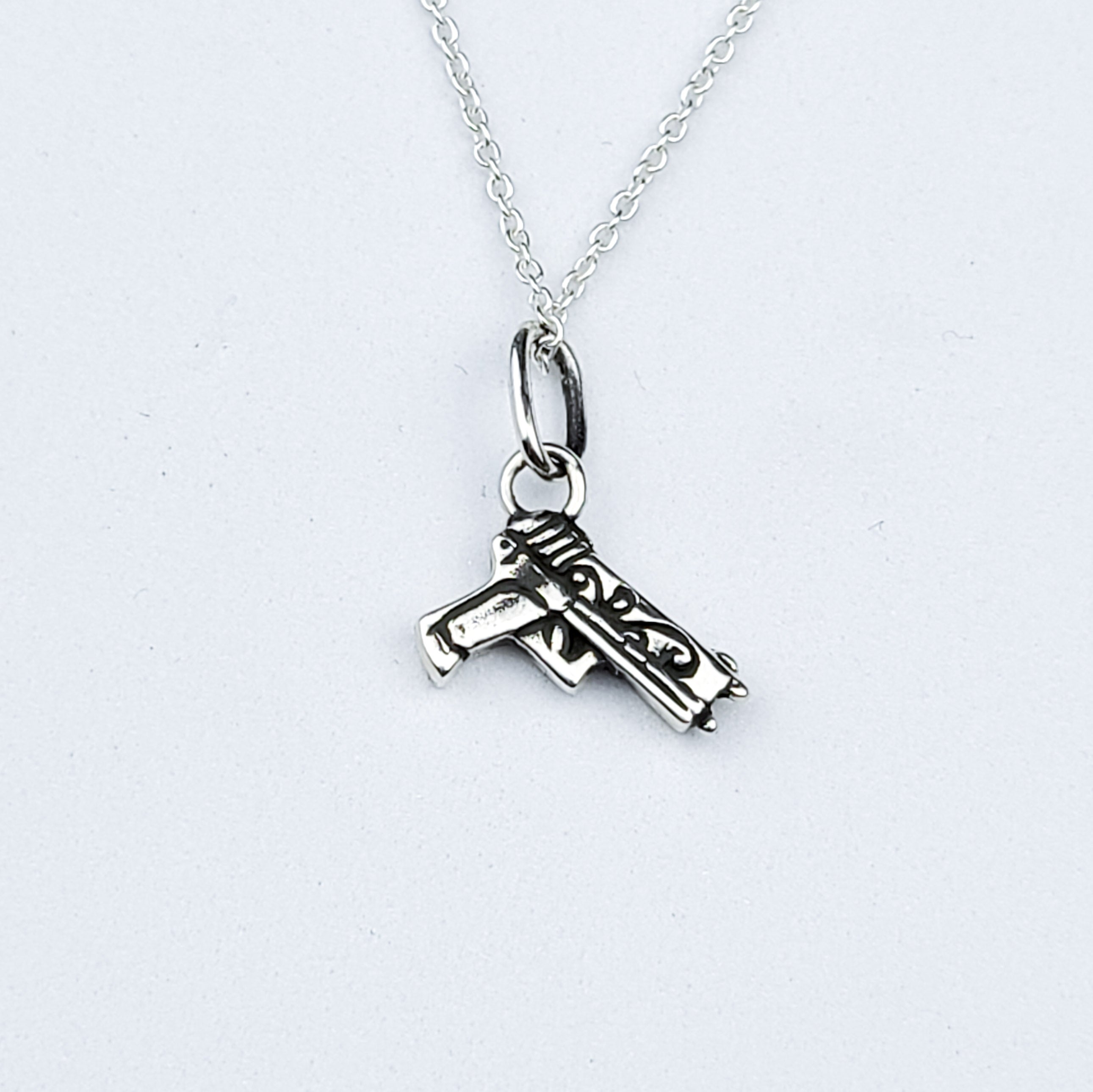 Collection of Petit Pistolet en Argent avec Pendentif Roses in a gallery layout