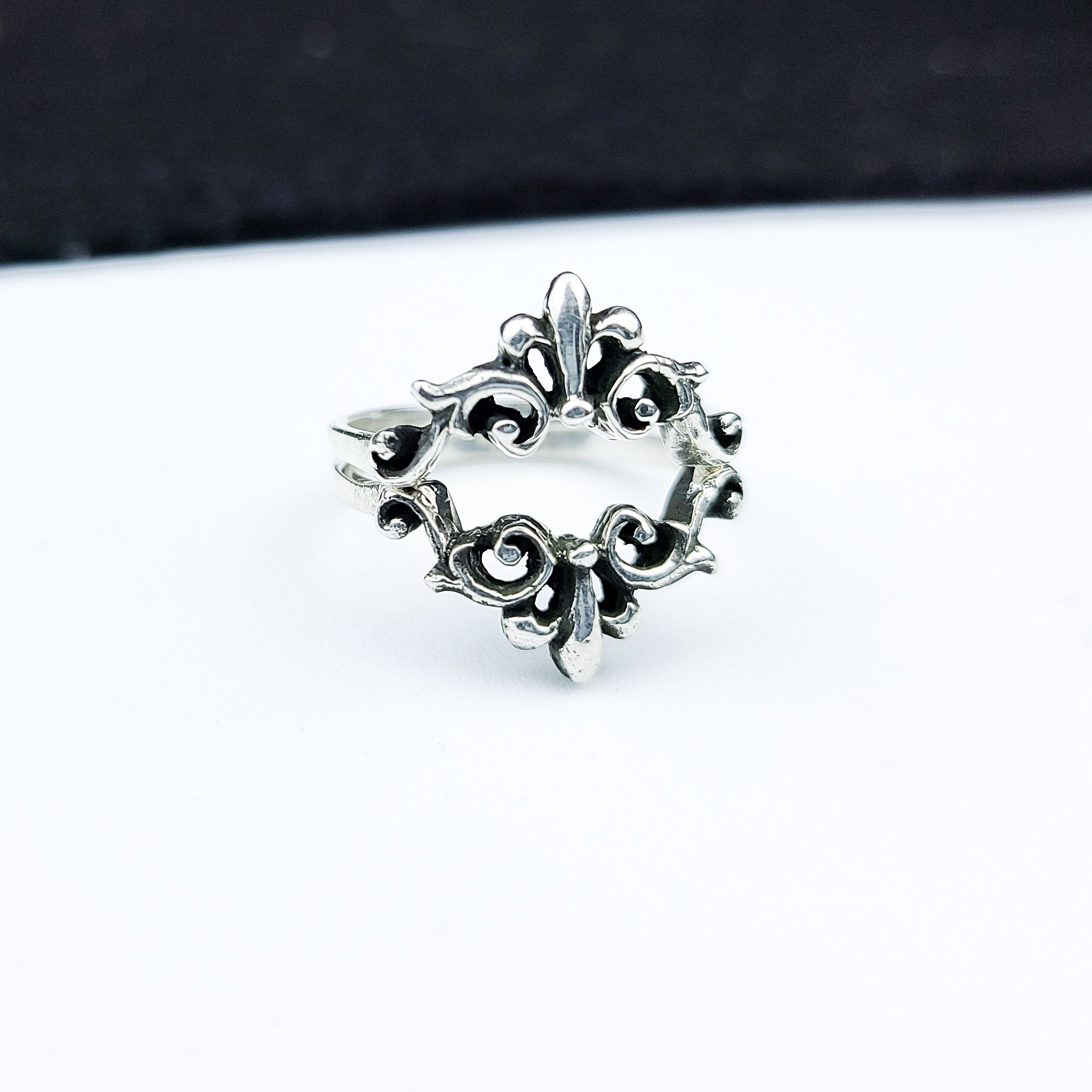 Silver Small Baroque Curves Lace Ring