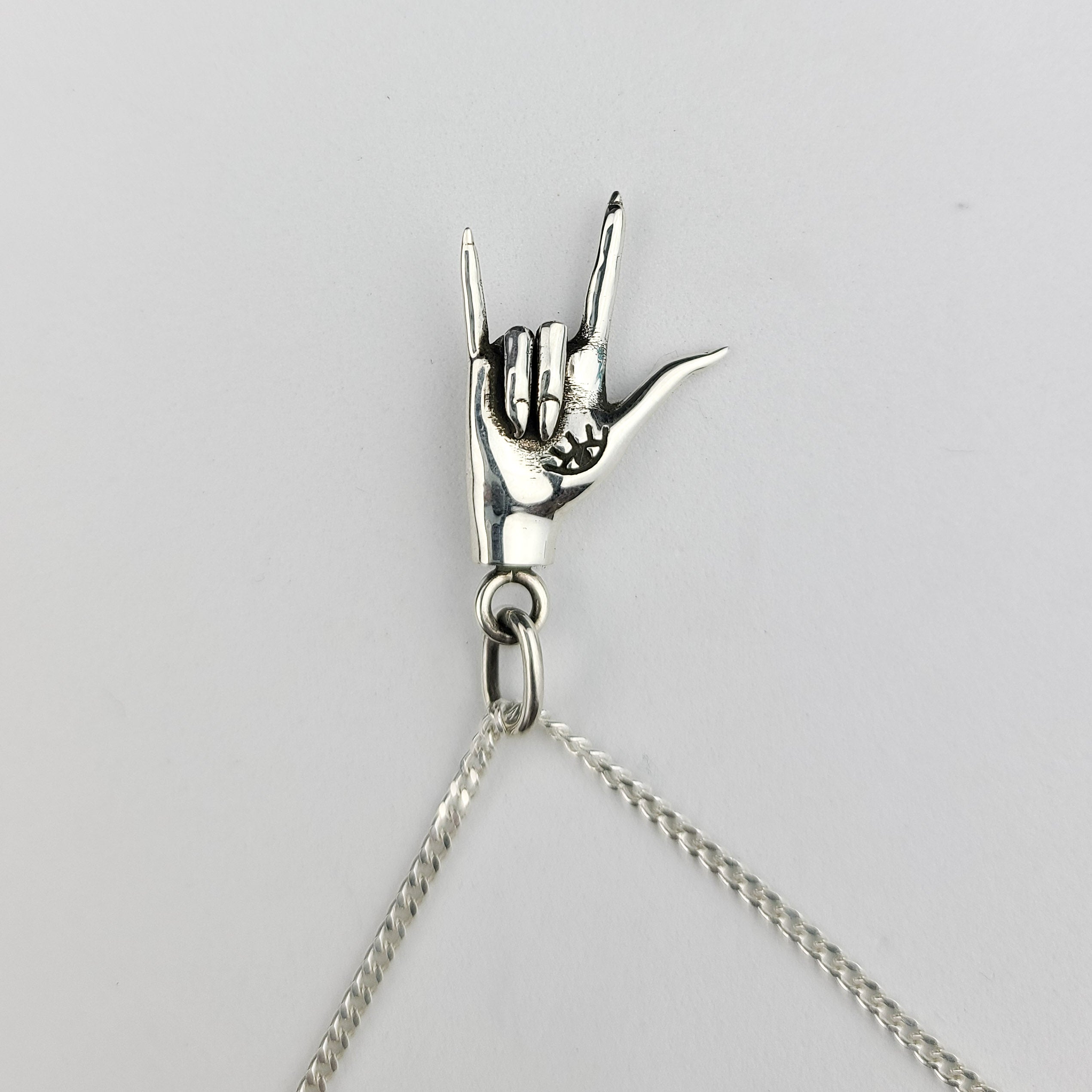 Collection of ASL Pendentif main en argent Je t'aime in a gallery layout