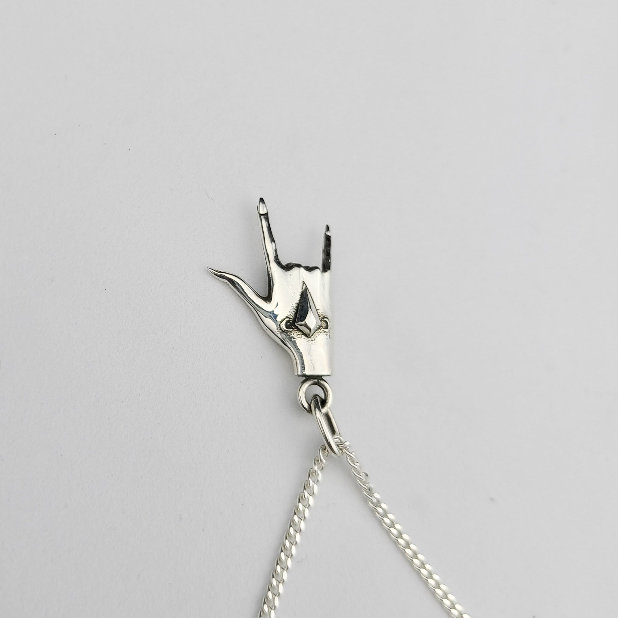 Collection of ASL Pendentif main en argent Je t'aime in a gallery layout