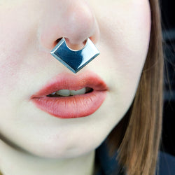 Collection of Piercing Septum Bouclier Lame Surdimensionné in a gallery layout