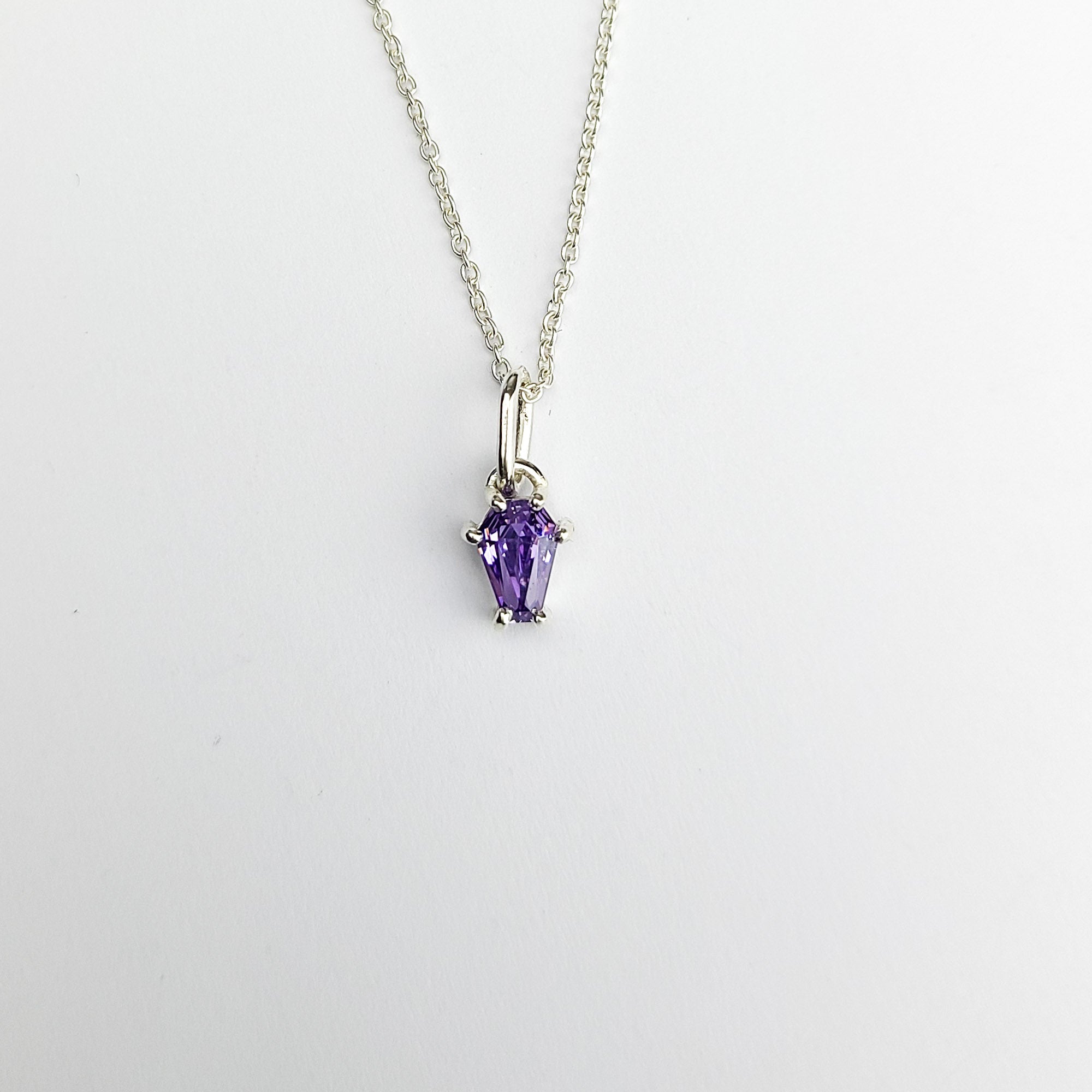 Collection of Pendentif Cercueil Violet Magique in a gallery layout