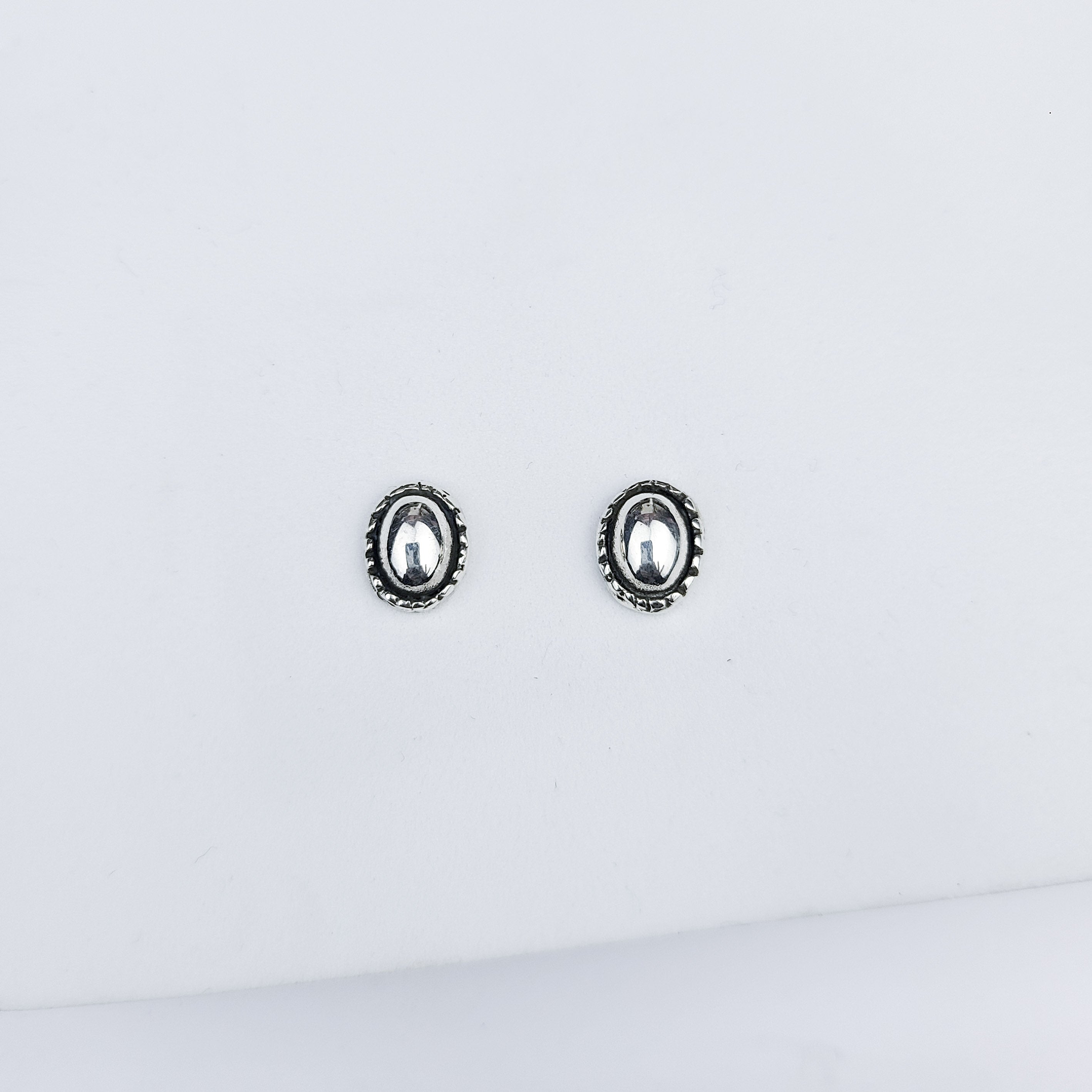 Collection of Petites Boucles D'oreilles Tiges Ovales Minimales in a gallery layout