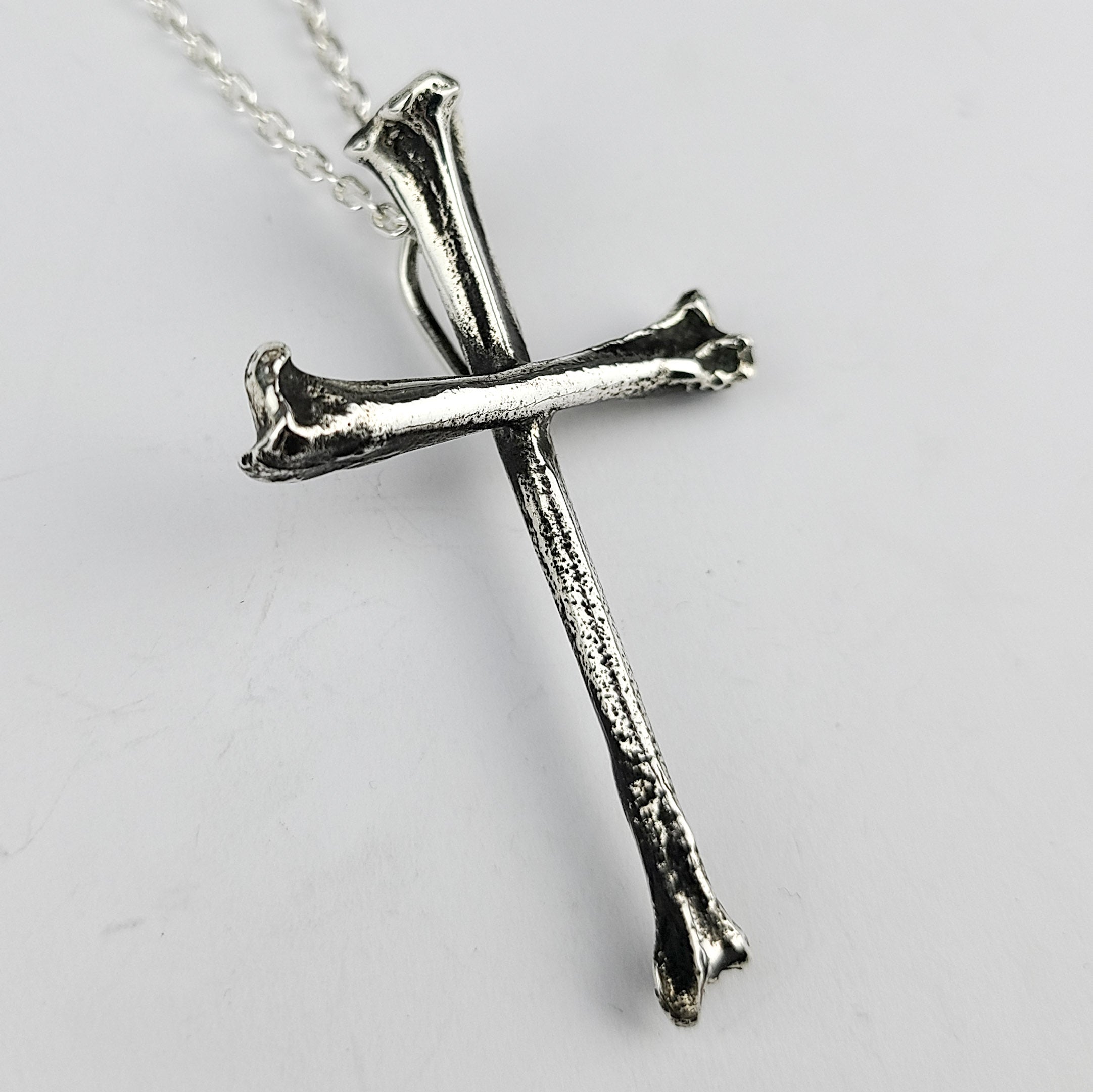 Collection of Pendentif croix en os lourd in a gallery layout