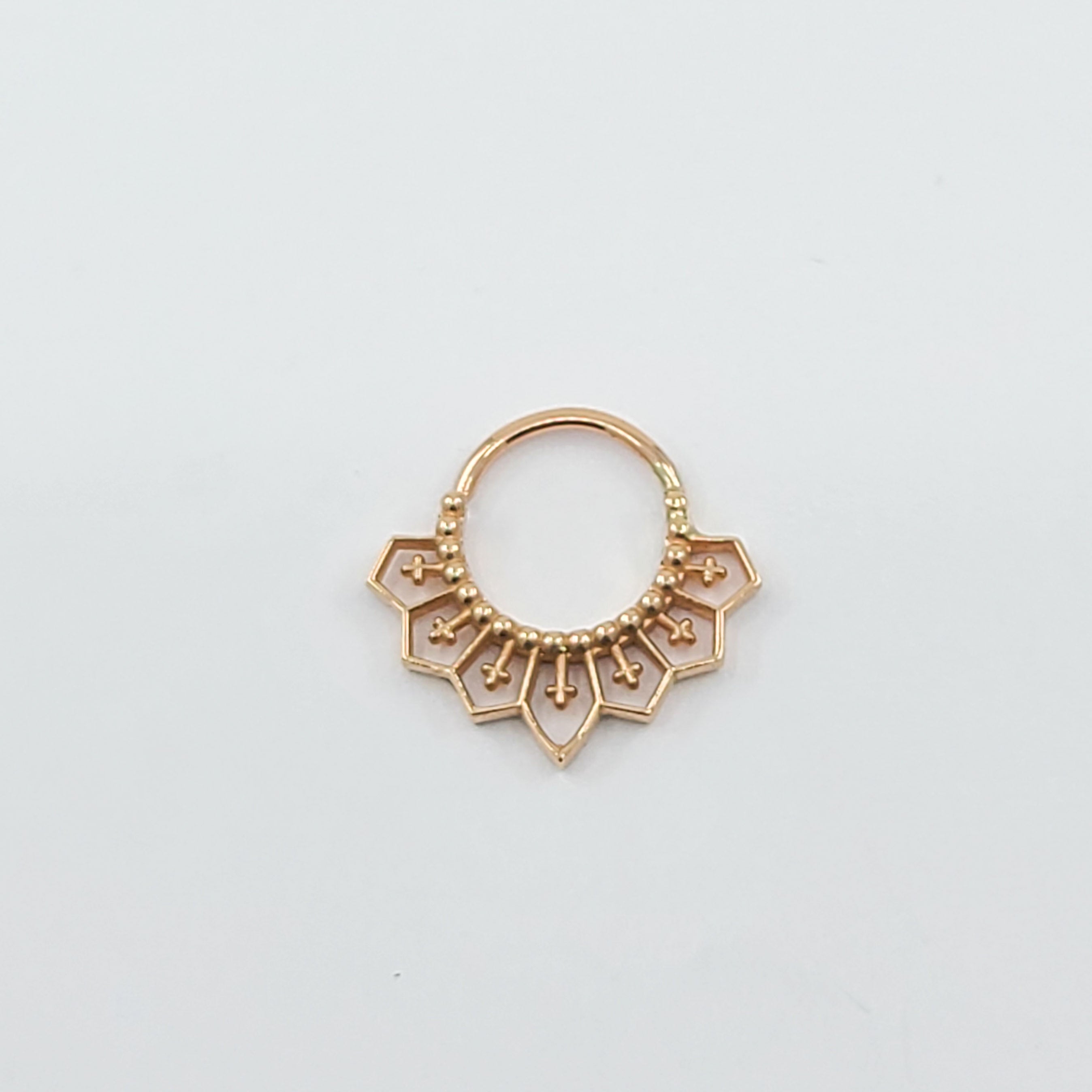 Collection of Septum en dentelle gothique en or rose 10K 14K in a gallery layout