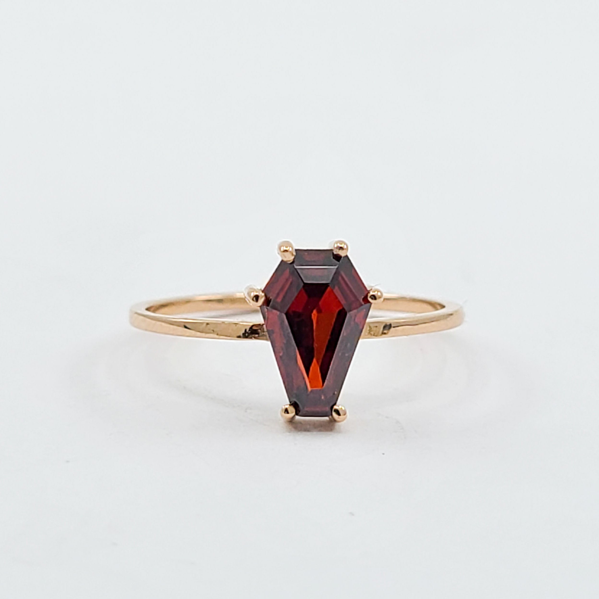 Collection of Bague de cercueil rouge sang, bague de fiançailles en or rose 14K (6x9) in a gallery layout