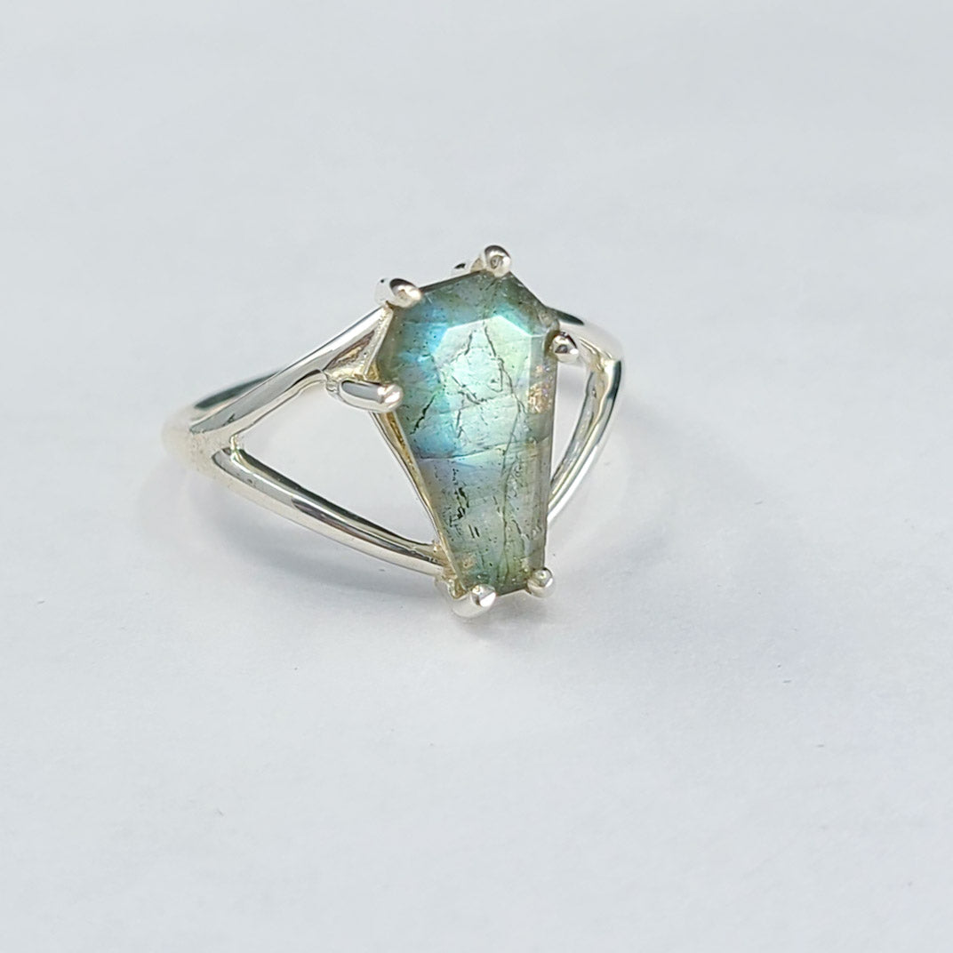 Collection of Grande bague de cercueil en labradorite in a gallery layout