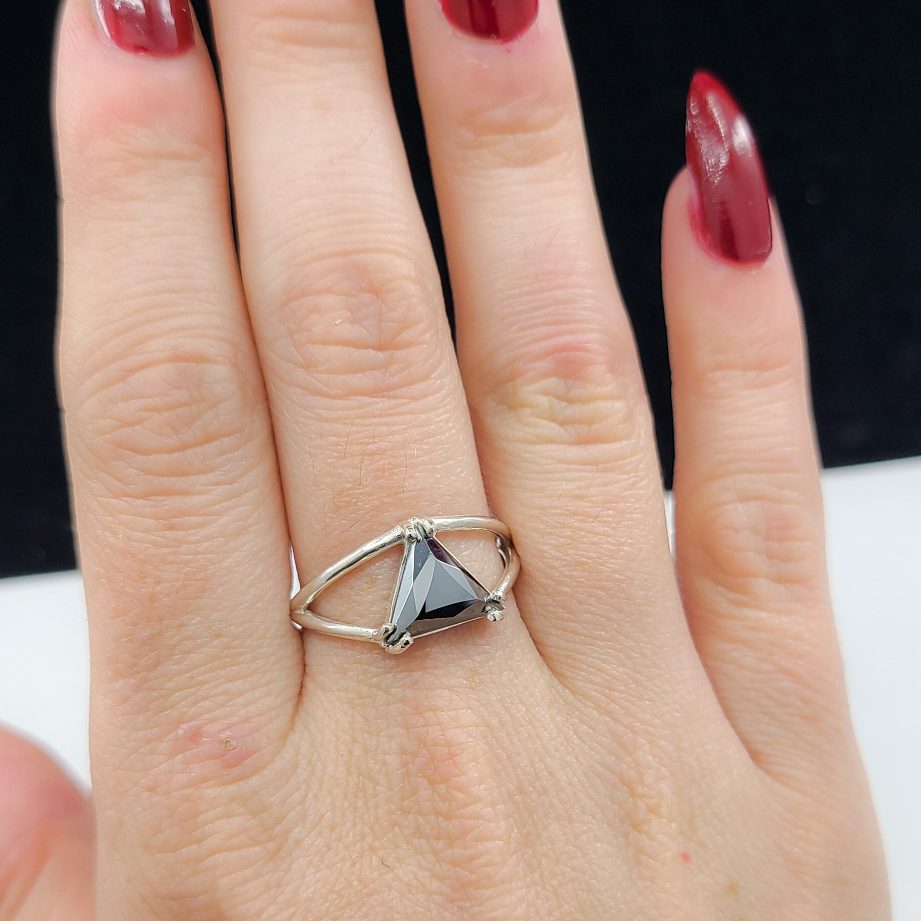 Collection of Bague Triangle Hématite Scintillante in a gallery layout