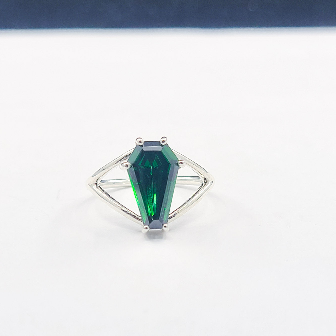 Collection of Bague Grand Cercueil Vert Absinthe in a gallery layout