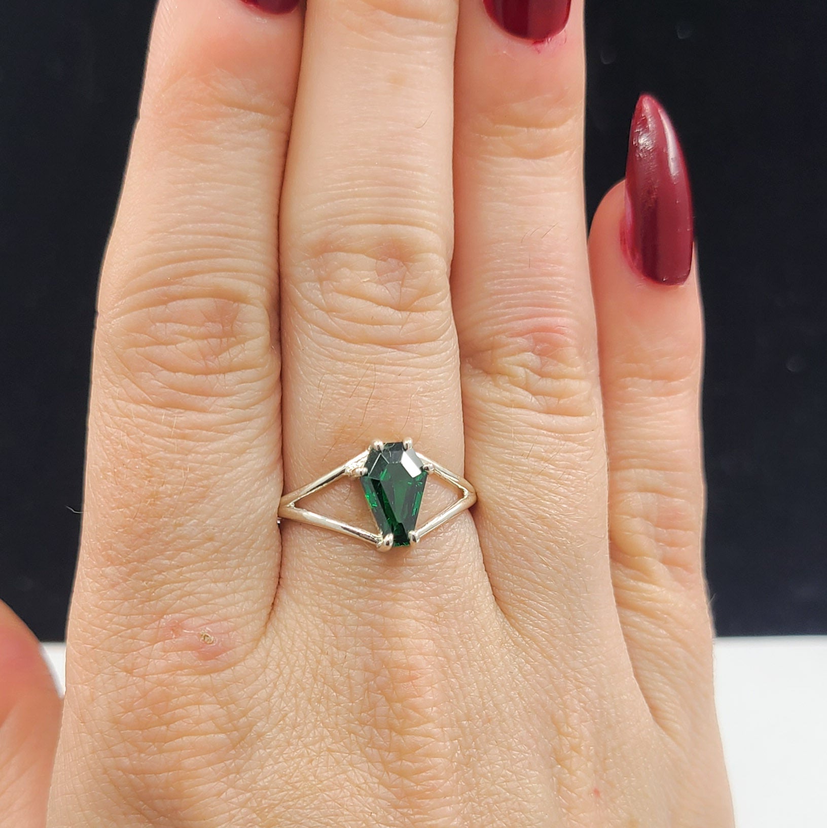 Collection of Jolie bague cercueil vert absinthe 6x9 in a gallery layout