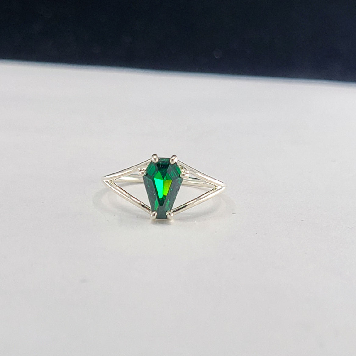 Collection of Jolie bague cercueil vert absinthe 6x9 in a gallery layout