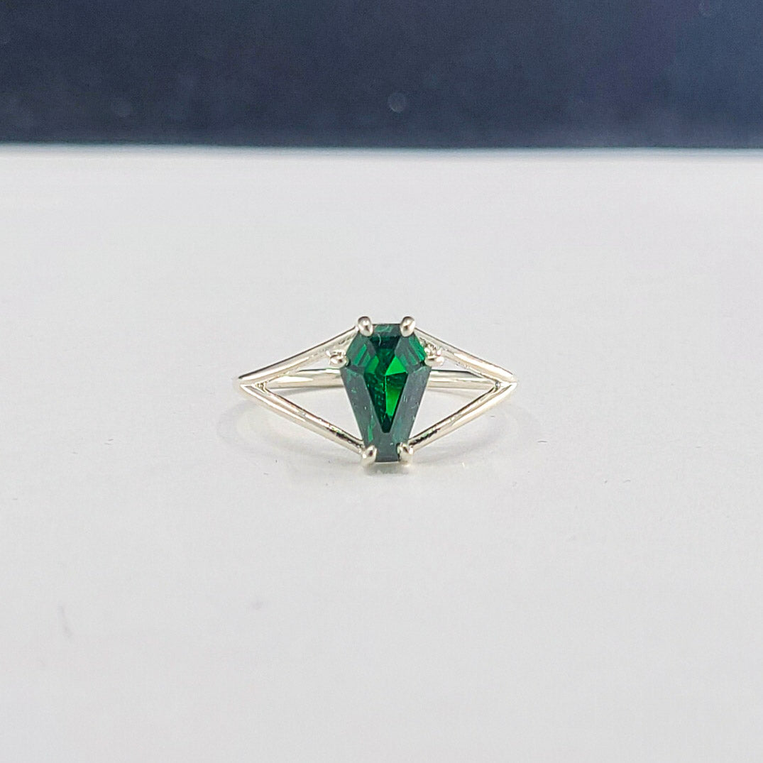 Collection of Jolie bague cercueil vert absinthe 6x9 in a gallery layout