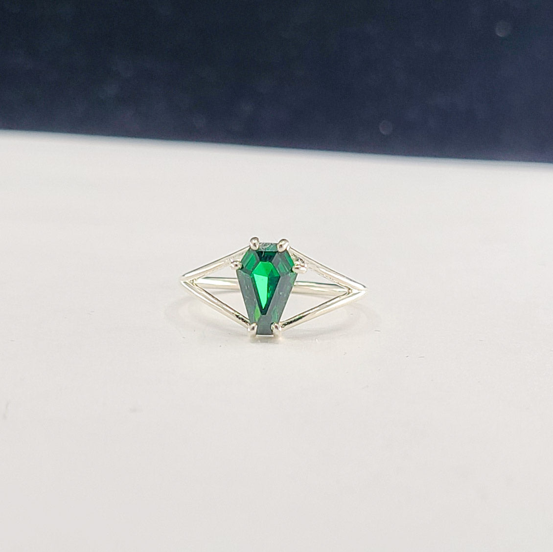 Collection of Jolie bague cercueil vert absinthe 6x9 in a gallery layout