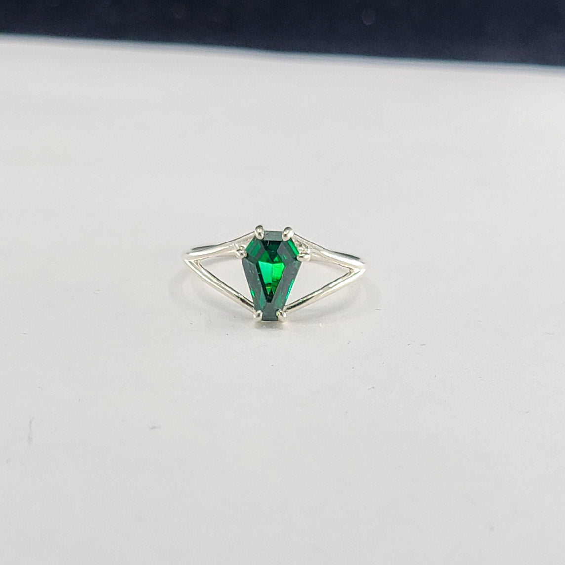 Collection of Jolie bague cercueil vert absinthe 6x9 in a gallery layout