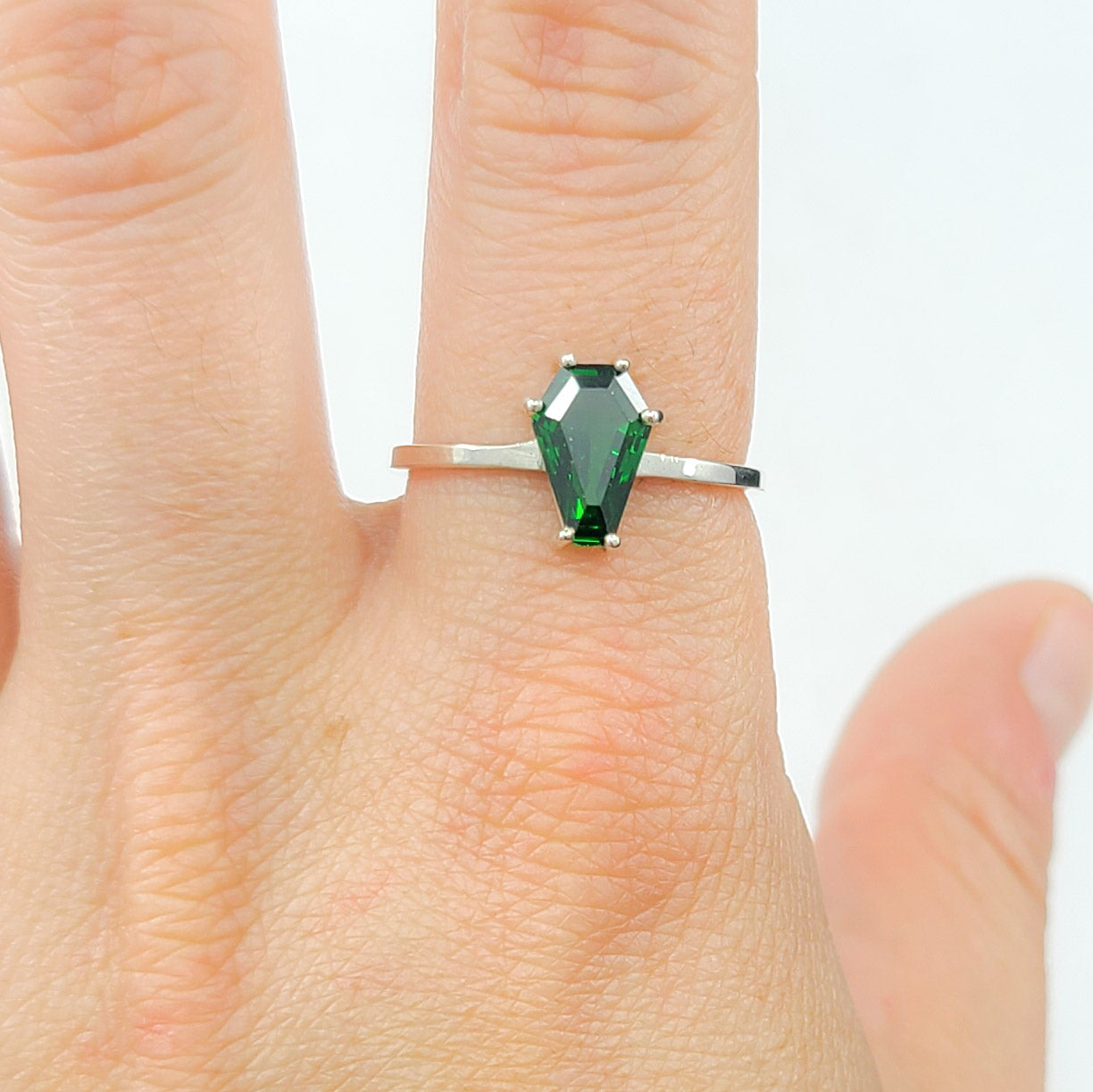 Collection of Jolie bague cercueil vert absinthe 6x9 in a gallery layout