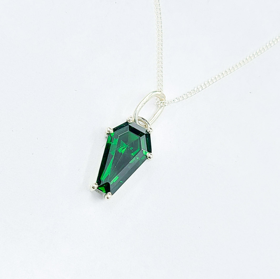 Collection of Pendentif Grand Cercueil Vert Absinthe in a gallery layout