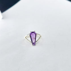 Collection of Grande bague de cercueil en améthyste violette in a gallery layout