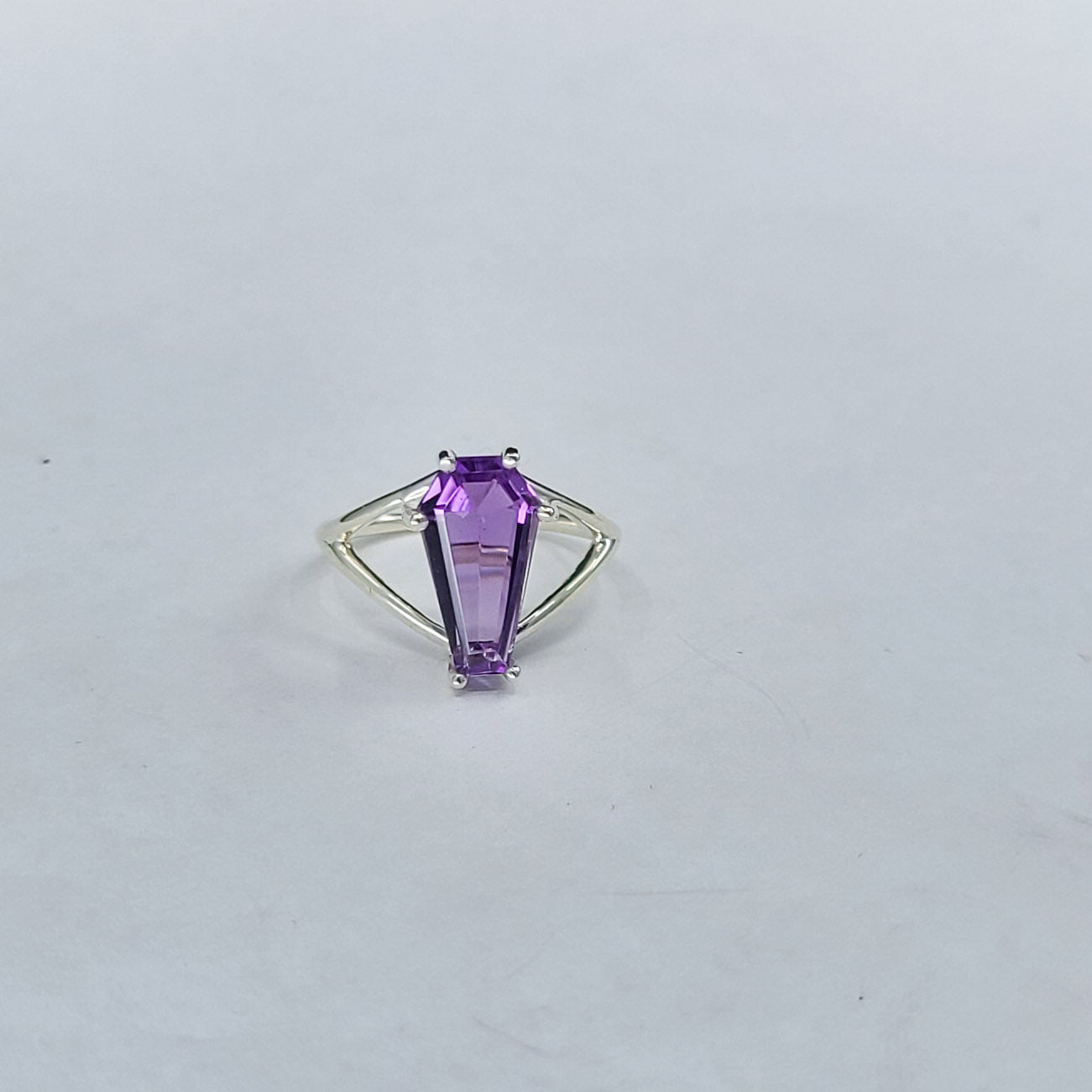 Collection of Grande bague de cercueil en améthyste violette in a gallery layout