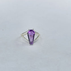 Collection of Grande bague de cercueil en améthyste violette in a gallery layout