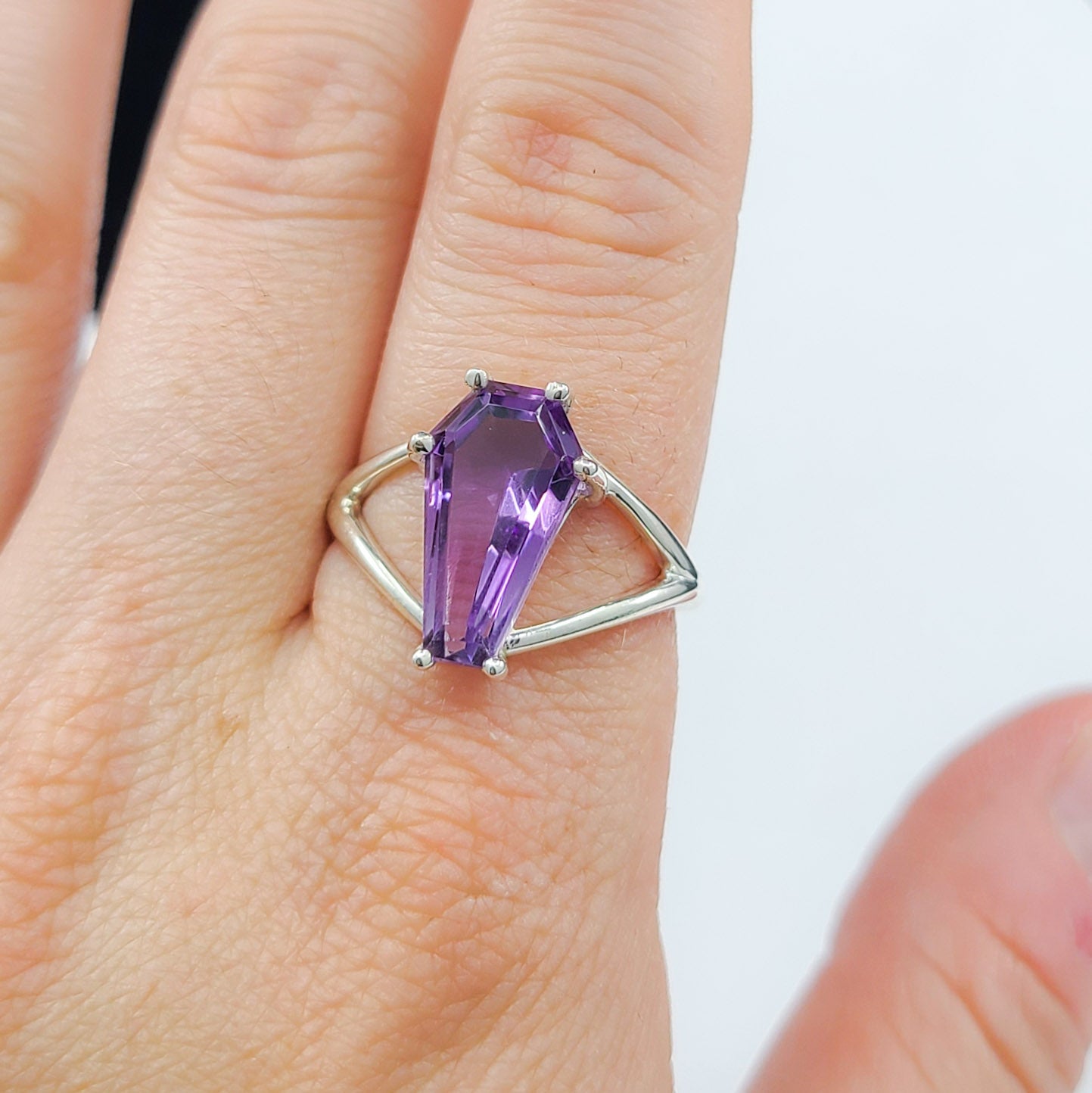 Collection of Grande bague de cercueil en améthyste violette in a gallery layout