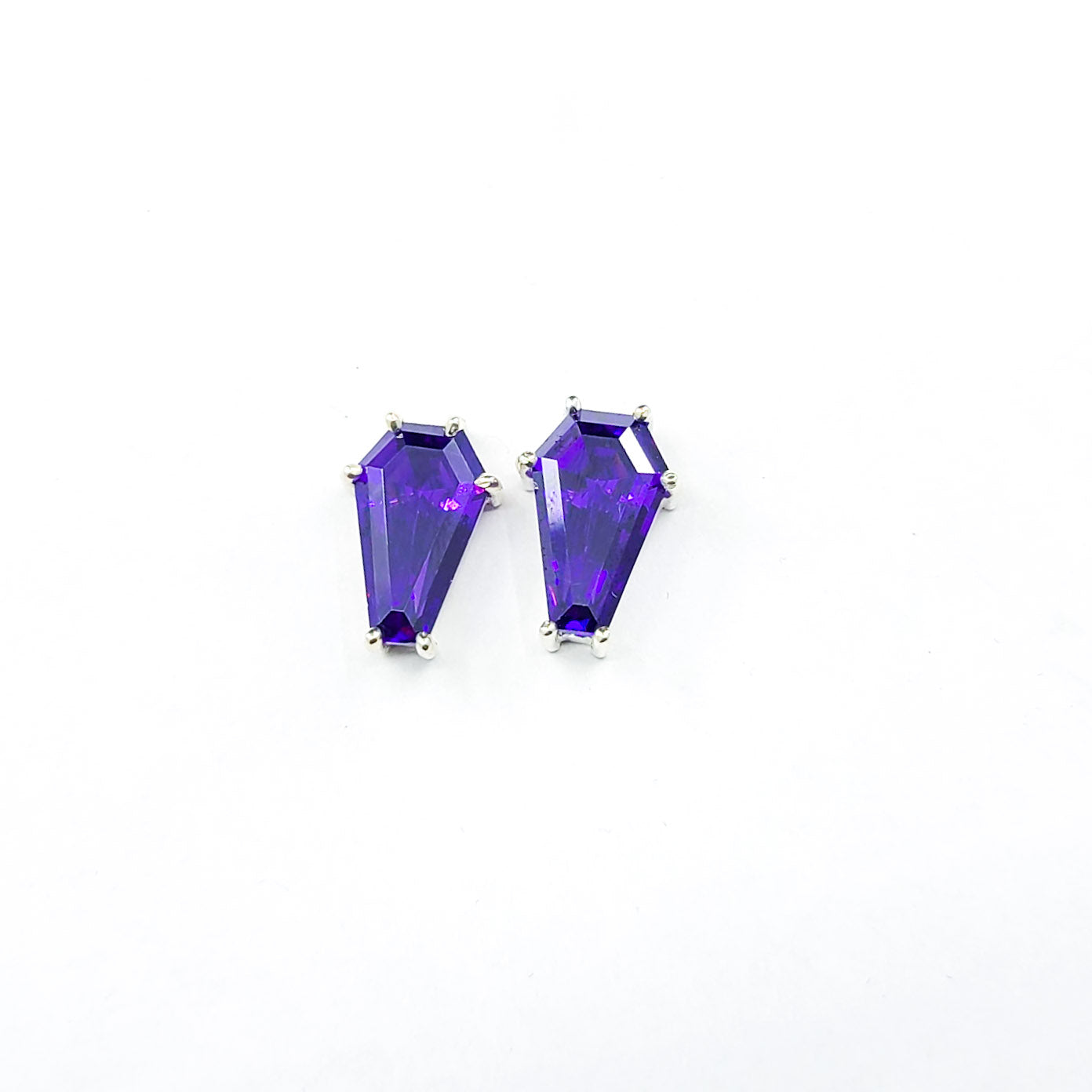 Boucles d'oreilles clous grand cercueil violet (8x13)