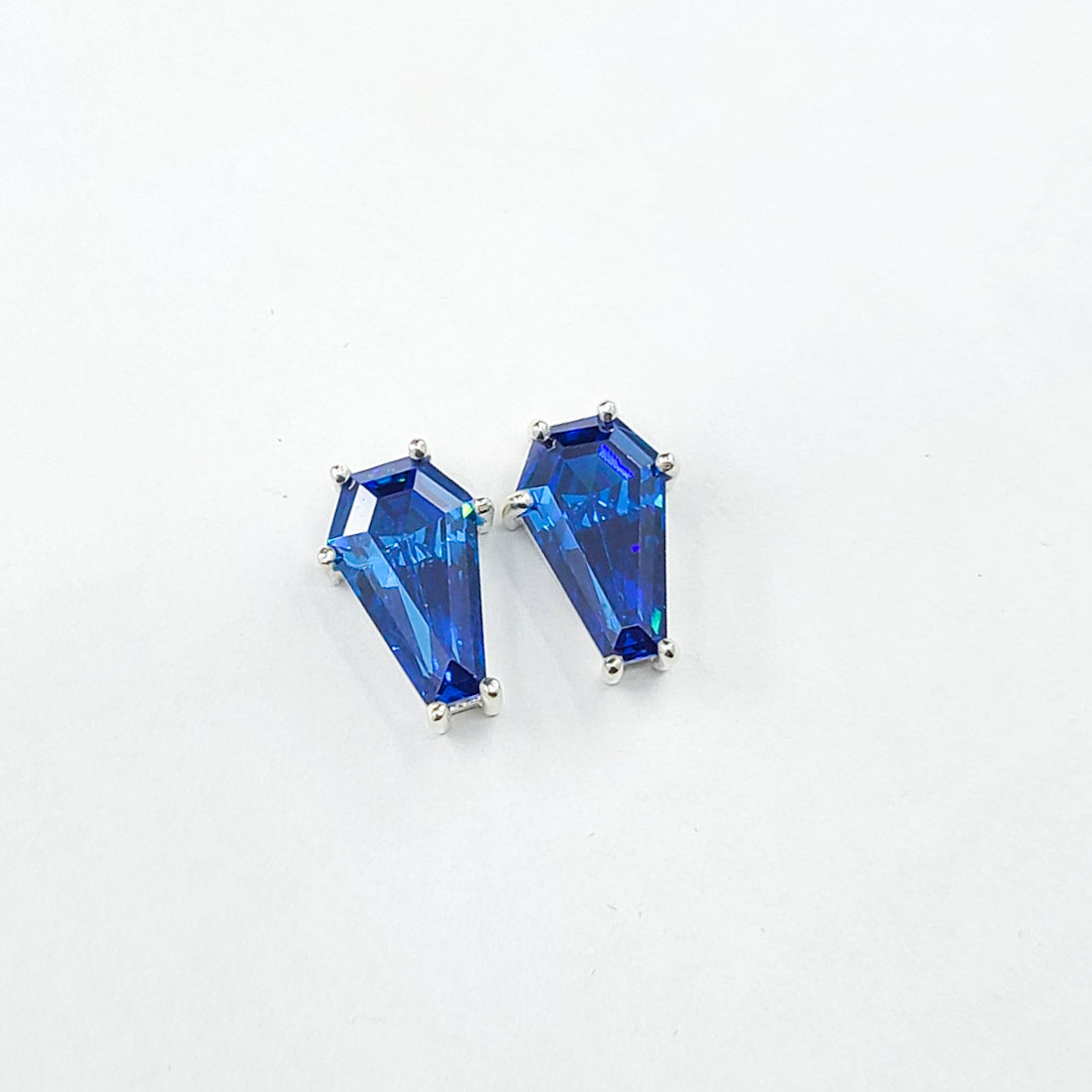 Collection of Boucles d'oreilles clous Big Deep Blue Coffin (8x13) in a gallery layout