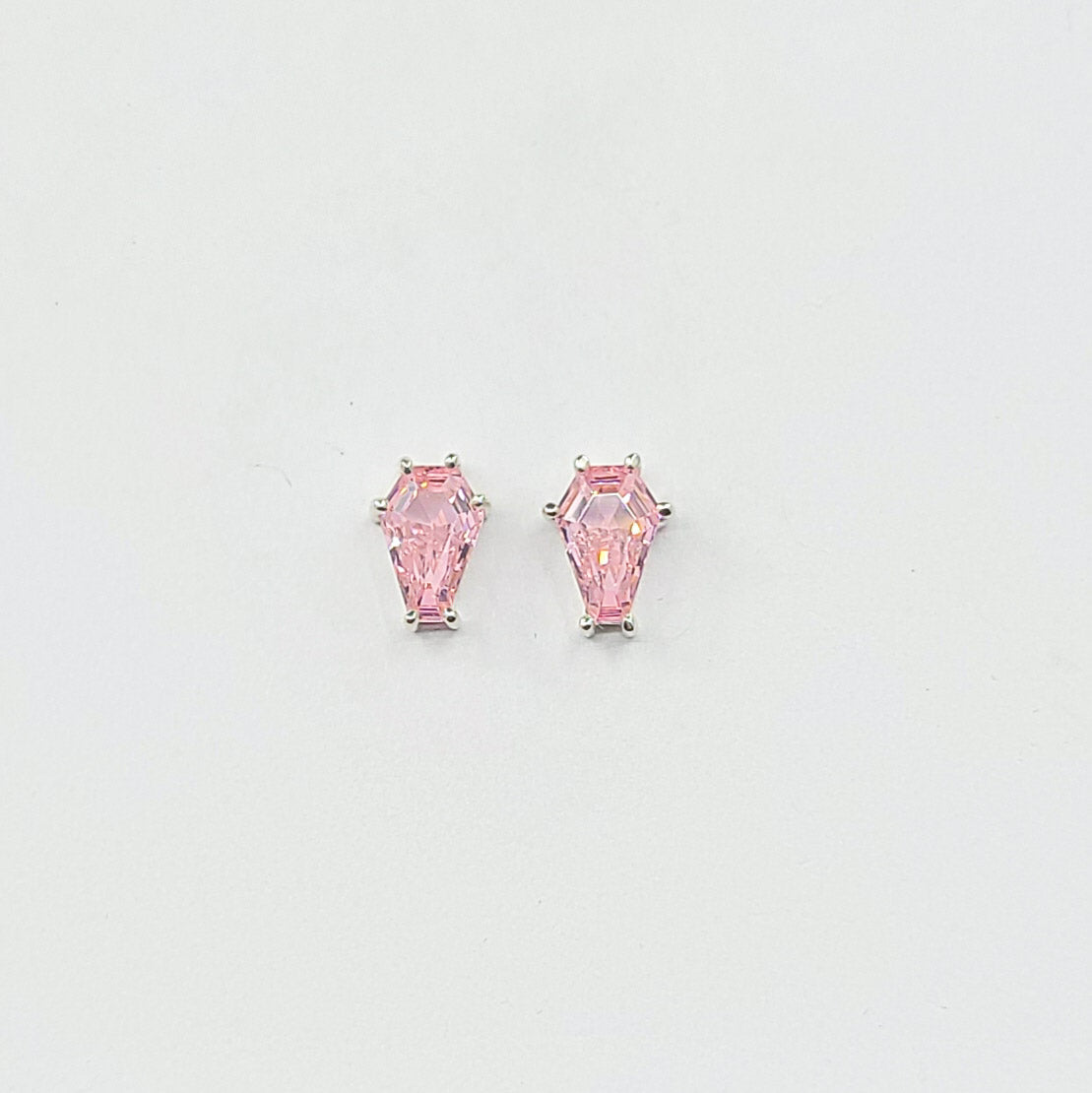 Collection of Boucles d'oreilles clous de cercueil rose mignon (6x9) in a gallery layout