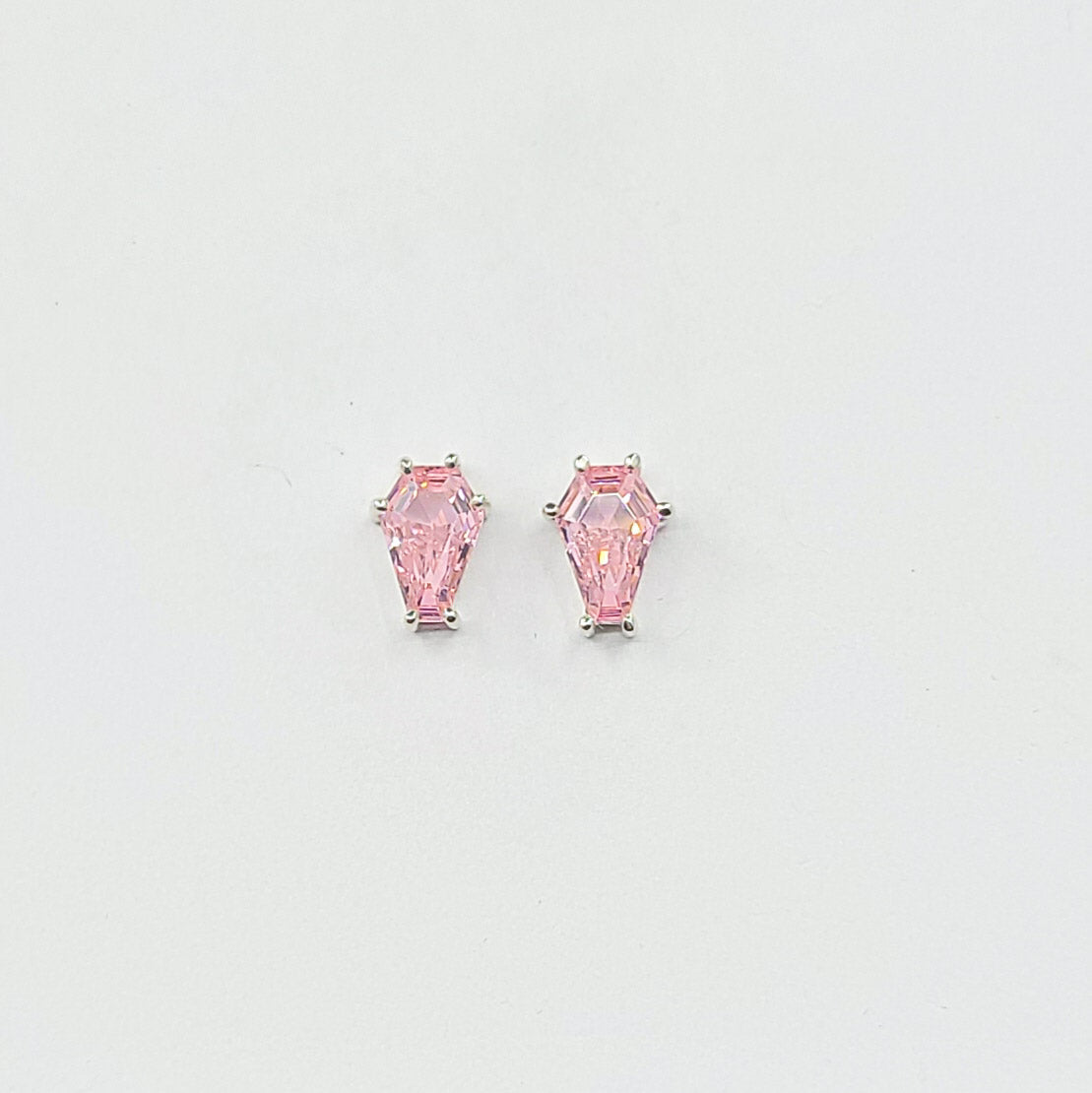 Boucles d'oreilles clous de cercueil rose mignon (6x9)