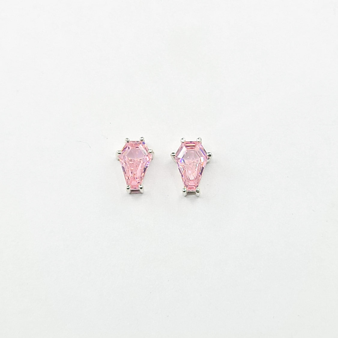 Collection of Boucles d'oreilles clous de cercueil rose mignon (6x9) in a gallery layout