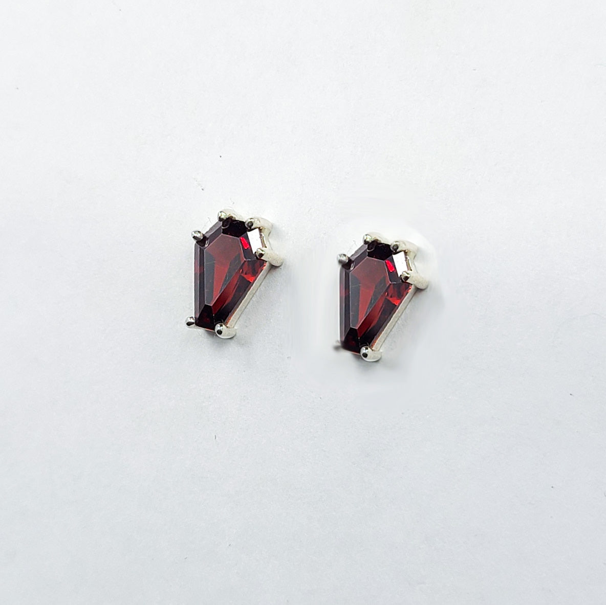 Collection of Boucles d'Oreilles Cercueil Rouge Sang (6x9) in a gallery layout