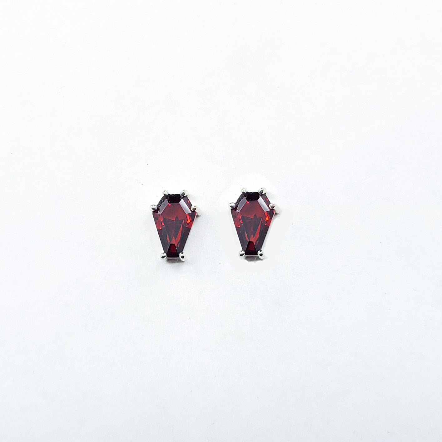 Collection of Boucles d'Oreilles Cercueil Rouge Sang (6x9) in a gallery layout