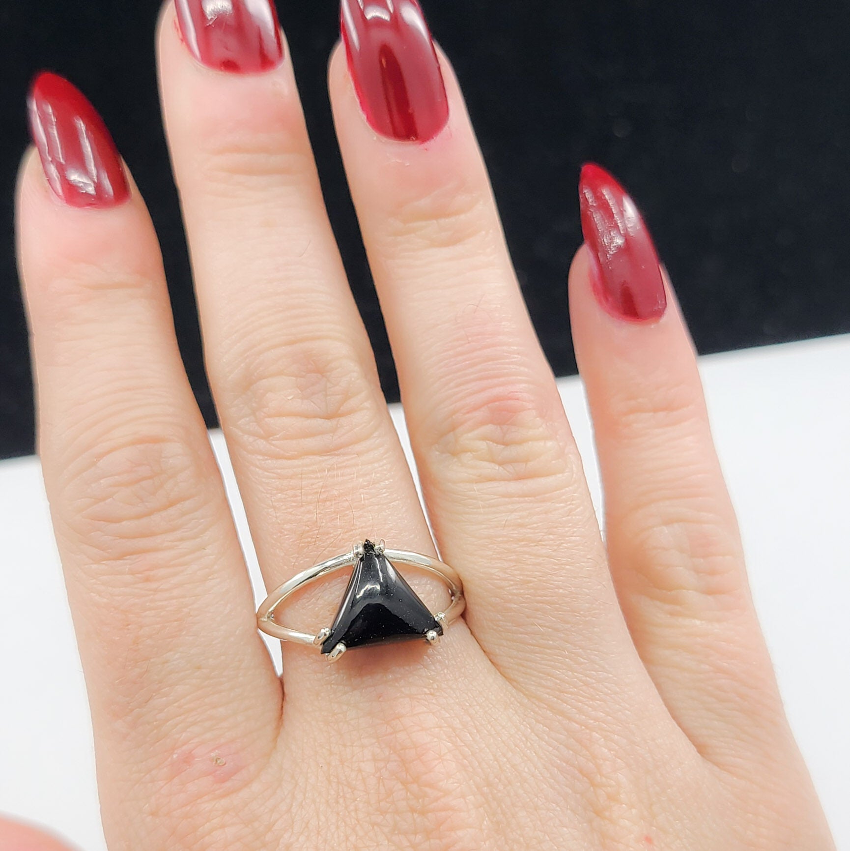 Collection of Bague Onyx Triangle Noir in a gallery layout