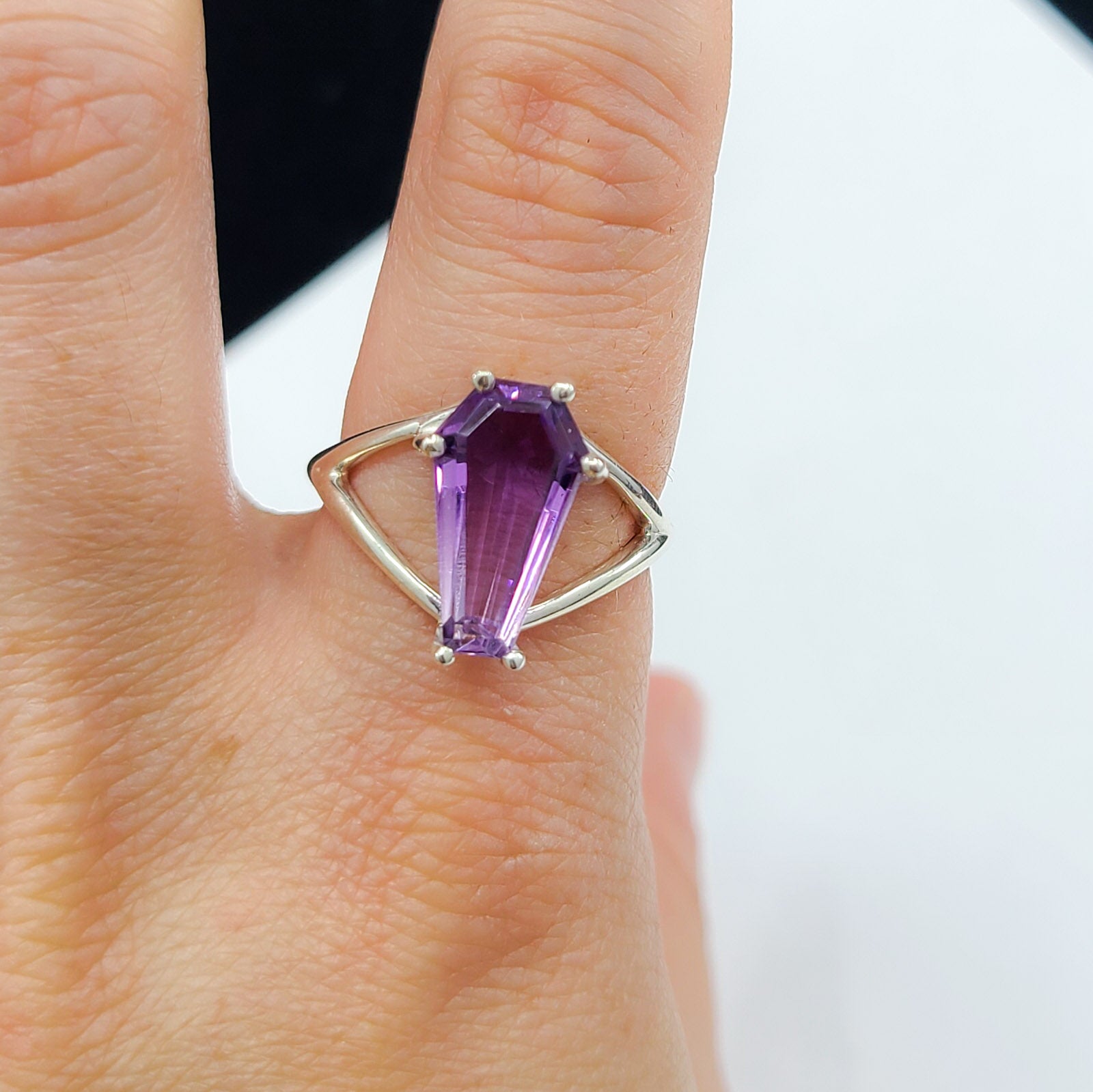 Collection of Grande bague de cercueil en améthyste violette in a gallery layout