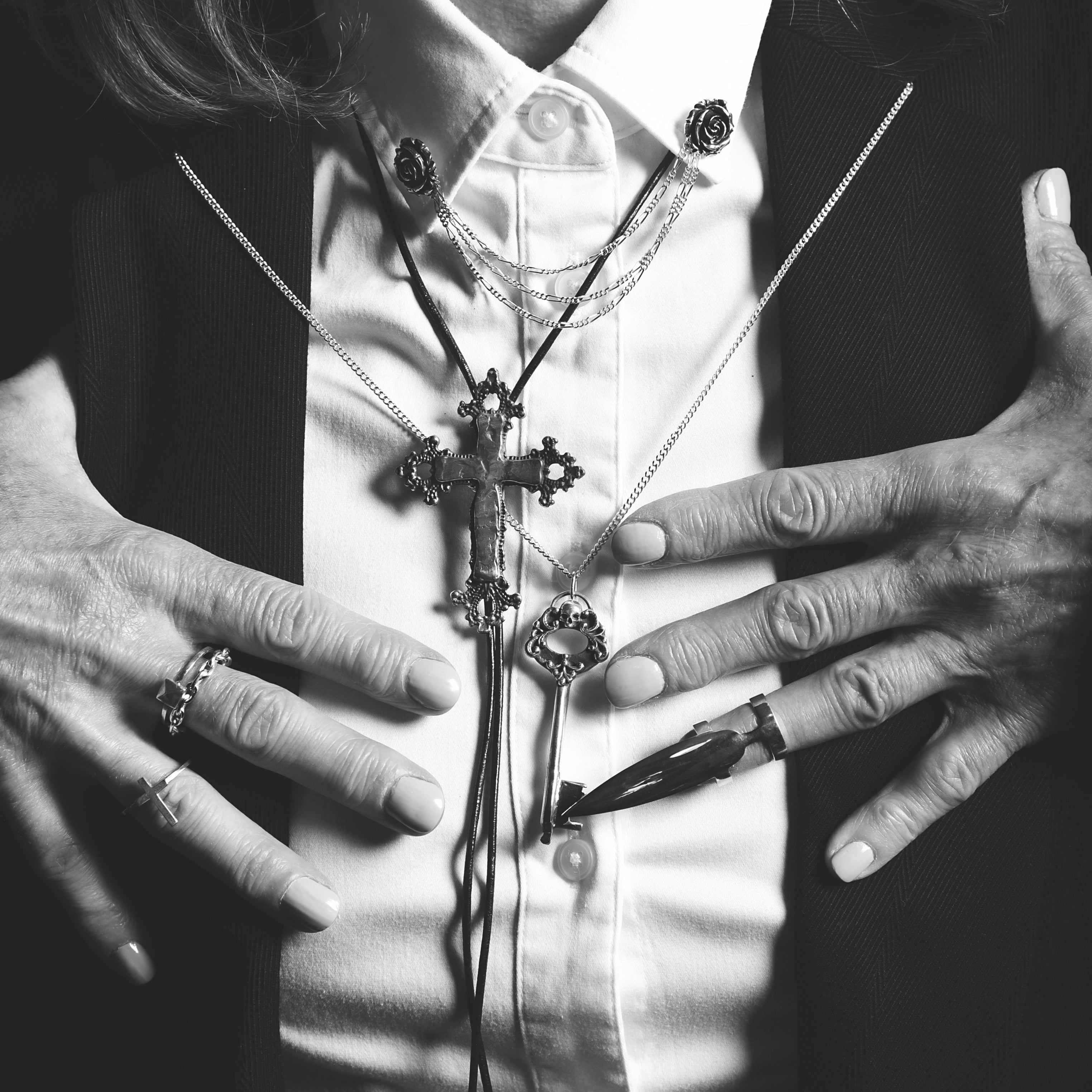 Collection of Bague mi-longue surdimensionnée avec griffes à faux ongles Stiletto in a gallery layout