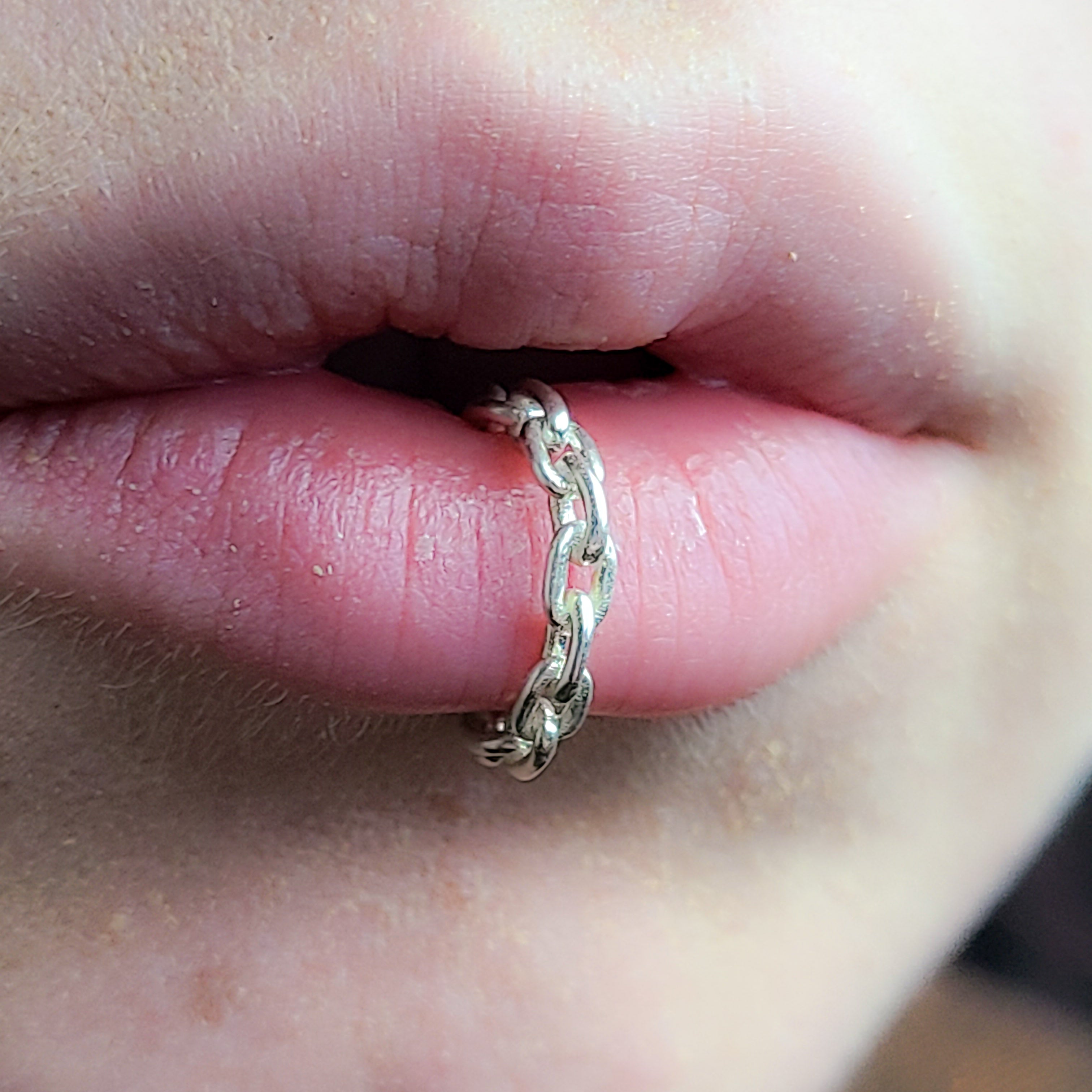 Collection of Faux Piercing Anneau À Lèvres Chaîne in a gallery layout