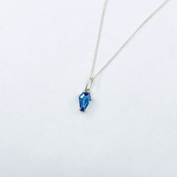 Collection of Joli pendentif cercueil bleu 6x9 in a gallery layout